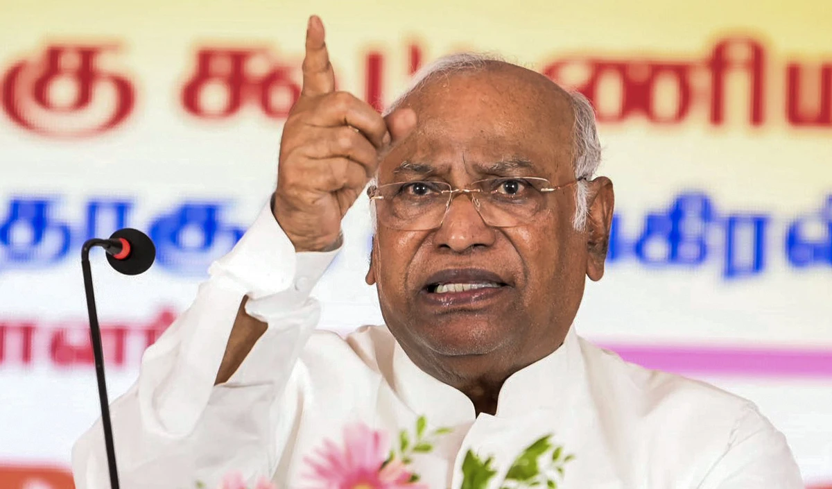 Kharge का Modi सरकार पर तीखा वार, Jantar Mantar की घटना लोकतंत्र पर काला धब्बा