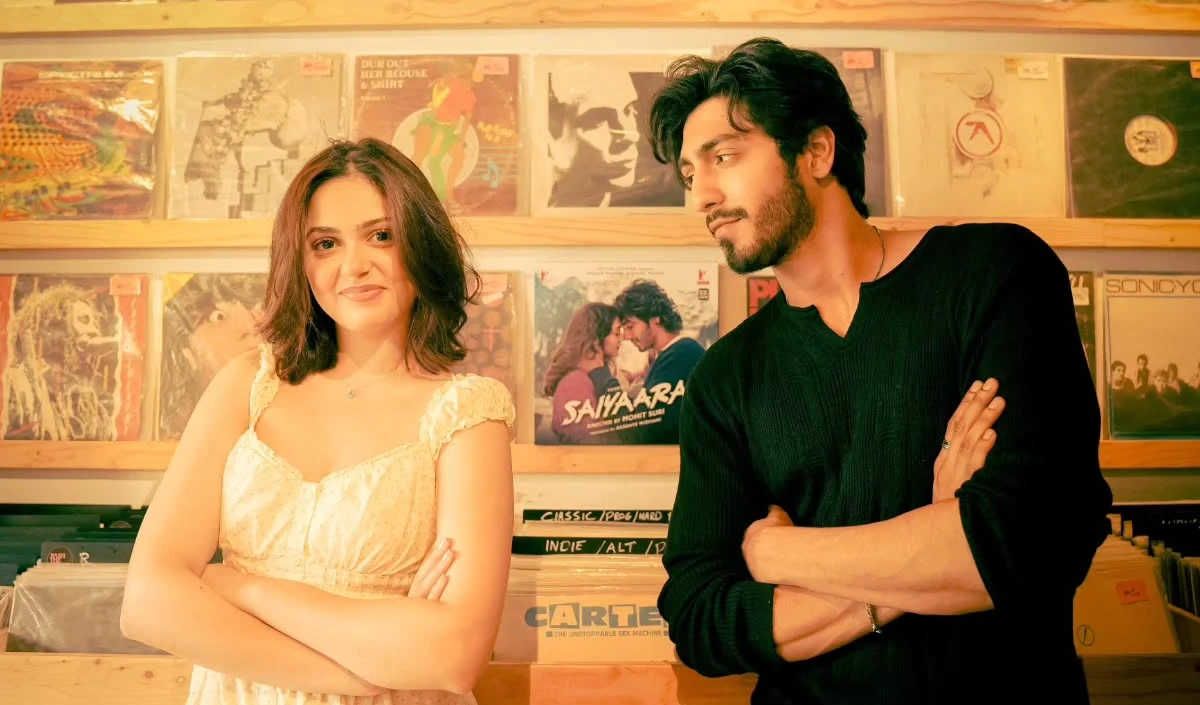 Saiyaara की रिलीज को पूरा हुआ 1 साल! लंदन पहुंचे Ahan Panday और Aneet Padda, मेकर्स ने लॉन्च किया स्पेशल गिफ्ट Saiyaara की रिलीज को पूरा हुआ 1 साल! लंदन पहुंचे Ahan Panday और Aneet Padda, मेकर्स ने लॉन्च किया स्पेशल गिफ्ट