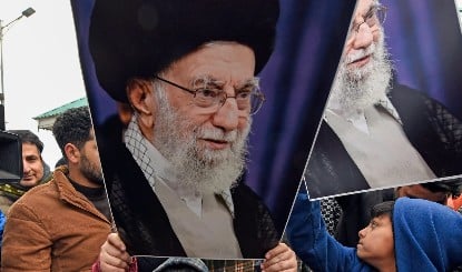 Iran में Khamenei के लिए मातम, USA-Israel को चेतावनी- जरा सी गलती पर होगा बड़ा हमला