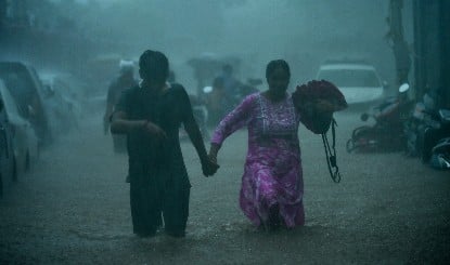 Mumbai Rain | मुंबई और उपनगरों में मूसलाधार आफत! पनवेल, उरण, पालघर और रायगढ़ में स्कूल-कॉलेज बंद, उड़ानें प्रभावित, लोकल ट्रेनें थमीं