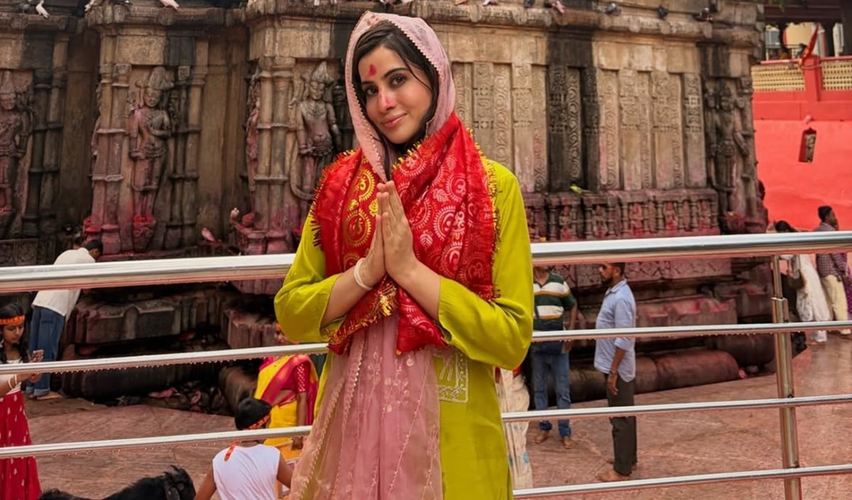 कामाख्या देवी मंदिर पहुंचीं Uorfi Javed, लाल चुनरी और तिलक लगाए तस्वीरें हुईं वायरल कामाख्या देवी मंदिर पहुंचीं Uorfi Javed, लाल चुनरी और तिलक लगाए तस्वीरें हुईं वायरल