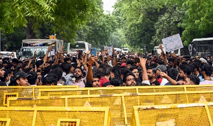 CJP Protest: संसद घेरने चले कॉकरोच जनता पार्टी के लोग, Police से हुई तीखी झड़प