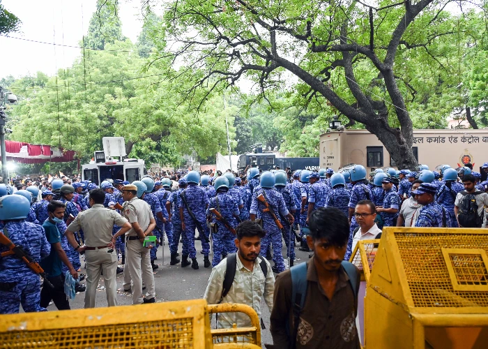 Delhi Jantar Mantar पर पुलिस का Lathicharge, Sansad March को लेकर बढ़ी टेंशन और Section 163 लागू