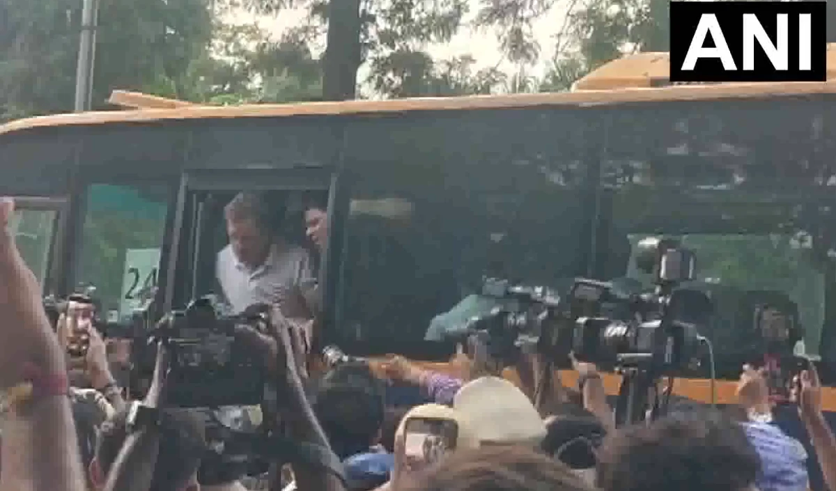 Congress PM residence protest: राहुल गांधी-अखिलेश यादव को पुलिस ने किया डिटेन, AAP ने कांग्रेस और BJP के बीच