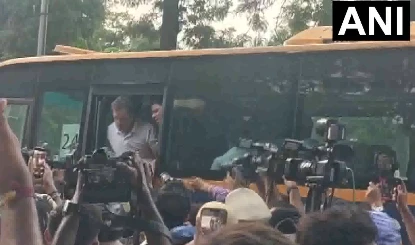Congress PM residence protest: राहुल गांधी-अखिलेश यादव को पुलिस ने किया डिटेन, AAP ने कांग्रेस और BJP के बीच