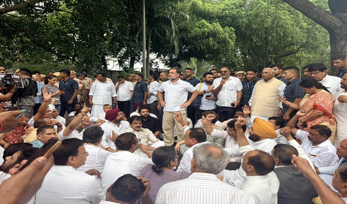 अब खुलकर आ गए राहुल-प्रियंका, PM आवास के पास धरने पर बैठे, हिरासत में लिए गए कांग्रेस सांसद