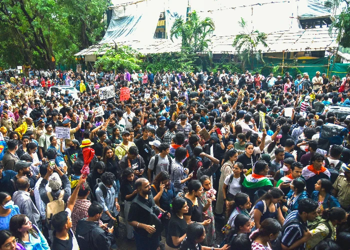 Patna Paper Leak Protest: पुलिसिया कार्रवाई और छात्रों के पथराव ने बिहार की राजधानी में पैदा किया तनावपूर्ण माहौल