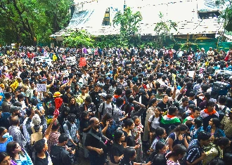 Patna Paper Leak Protest: पुलिसिया कार्रवाई और छात्रों के पथराव ने बिहार की राजधानी में पैदा किया तनावपूर्ण माहौल