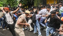 क्या प्रदर्शन में अपनी पहचान छिपा सिविल ड्रेस में तैनात हो सकते हैं पुलिसकर्मी, SC के फैसले और कानून में Police Identity पर क्या है नियम? क्या प्रदर्शन में अपनी पहचान छिपा सिविल ड्रेस में तैनात हो सकते हैं पुलिसकर्मी, SC के फैसले और कानून में Police Identity पर क्या है नियम?