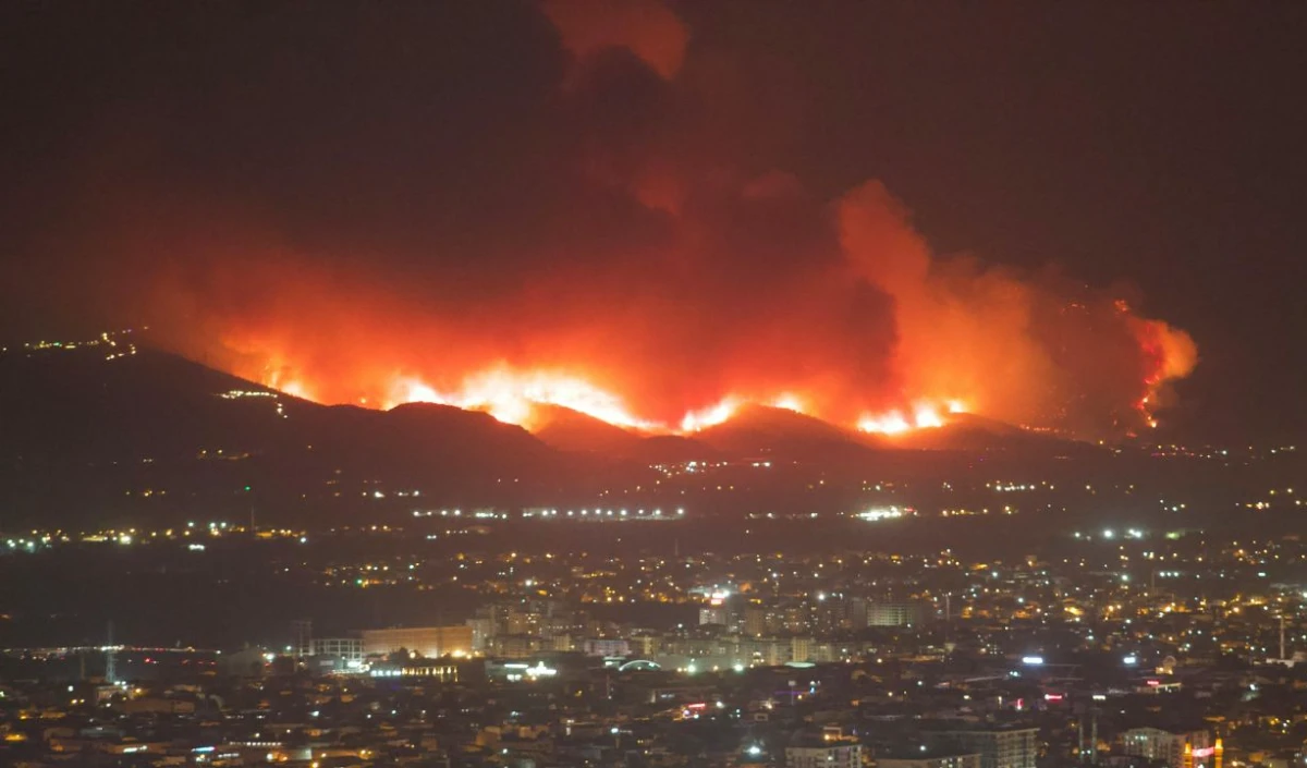 Spain Fire Crisis: 70 हजार लोगों ने छोड़ा घर, Madrid में धुएं का गुबार, प्रशासन ने जारी किया Emergency Alert