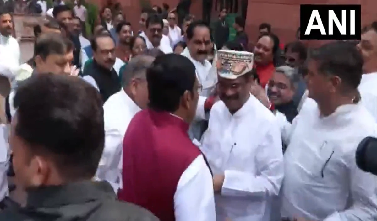 NEET संकट के बीच संसद पहुंचे Dharmendra Pradhan, NDA सांसदों ने किया जोरदार स्वागत