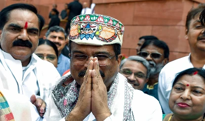 धर्मेंद्र प्रधान की सिर्फ मंत्री पद की कुर्सी गयी, राजनीतिक कद बरकरार है