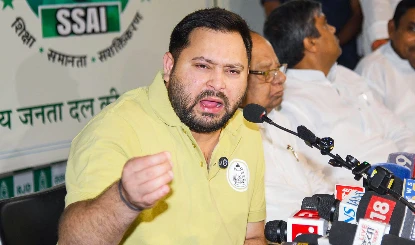 बिहार में प्रदर्शनकारियों पर AK-47 चलाने वाला SIT जवान निलंबित; Tejashwi Yadav का सरकार को अल्टीमेटम