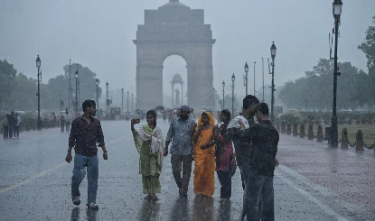 IMD की चेतावनी: Delhi में Red Alert, लगातार बारिश से लोग परेशान, Himachal में भी Flood-Landslide