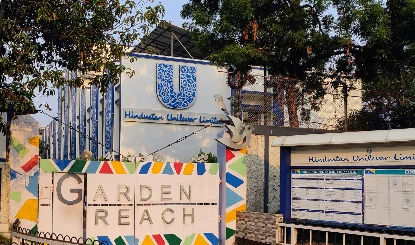 Hindustan Unilever के शेयर में बड़ी गिरावट, Global Cues के बीच सुस्त बंद हुआ Stock Market