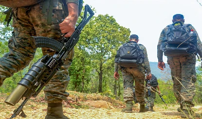 Jharkhand Police की बड़ी कामयाबी, 16 Maoists का सरेंडर, संतोष महतो पर था 15 लाख का Reward