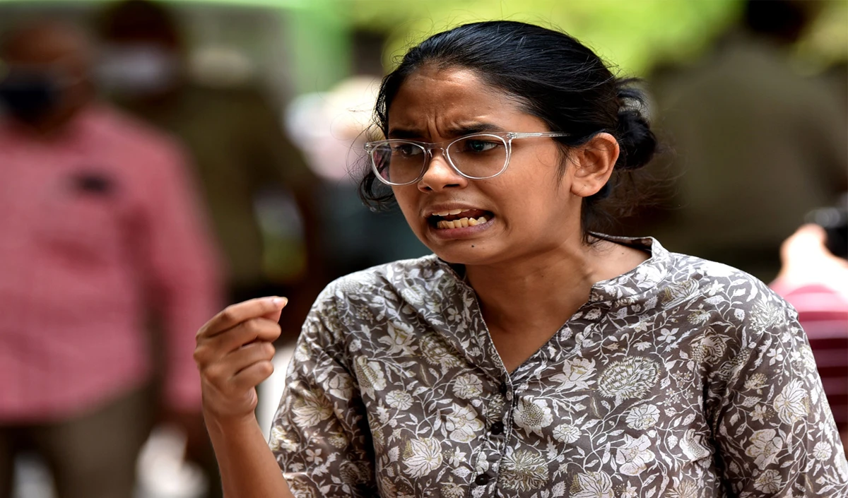 Delhi Court ने Aishe Ghosh के खिलाफ जारी Non-Bailable Warrant पर लगाई रोक, जानिए क्या है पूरा मामला