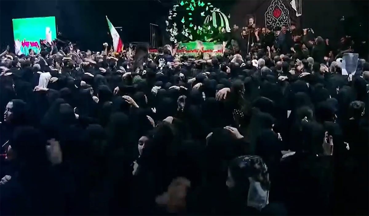 Ali Khamenei के जनाजे में उमड़ा जनसैलाब, ताबूत पर लाल झंडे ने खींचा दुनिया का ध्यान, बेटे Mojtaba Khamenei की अनपुस्थिति भी चर्चा का विषय