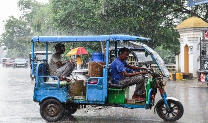 बीच सड़क पर चलते बंद हो रहे बैट्री रिक्शा, चीन का एप भारत में कराएगा एक्सीडेंट?