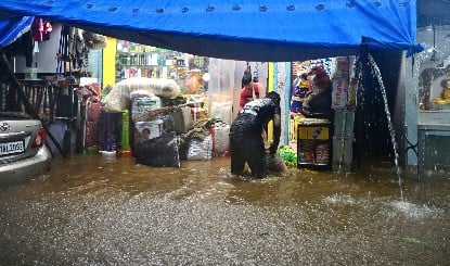 Mumbai Heavy Rainfall Warning | मुंबई पर मंडराया मूसलाधार बारिश का खतरा: सैटेलाइट तस्वीरों में दिखा महाराष्ट्र को घेरता बादलों का विशाल चक्रव्यूह