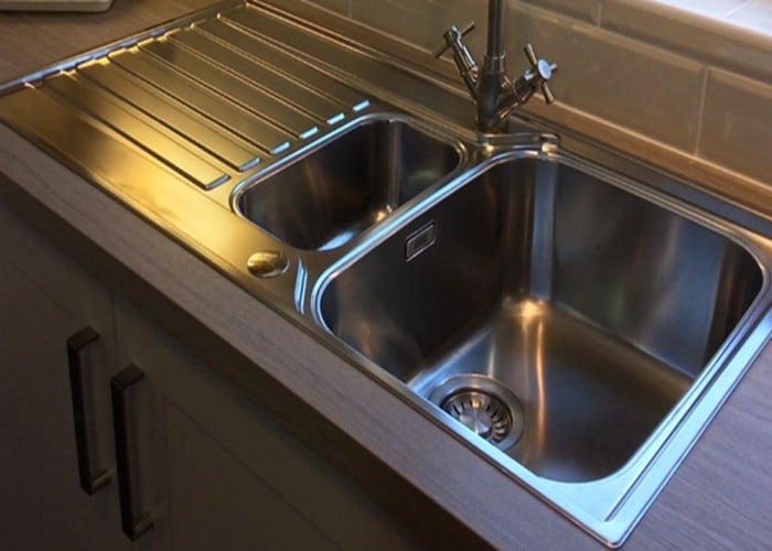 Home Tips: किचन की सफाई के लिए अपनाएं ये Effective Hacks, अब Kitchen Sink से दूर भागेंगे Cockroach और अन्य खतरनाक कीड़े