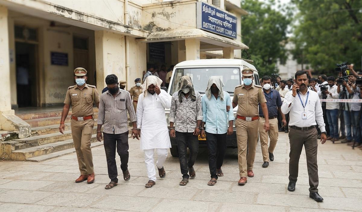 तमिलनाडु: पलानी मुरुगन मंदिर की 100 करोड़ रुपये की जमीन धोखाधड़ी मामले में सीबी-सीआईडी ने चार लोगों को किया गिरफ्तार तमिलनाडु: पलानी मुरुगन मंदिर की 100 करोड़ रुपये की जमीन धोखाधड़ी मामले में सीबी-सीआईडी ने चार लोगों को किया गिरफ्तार