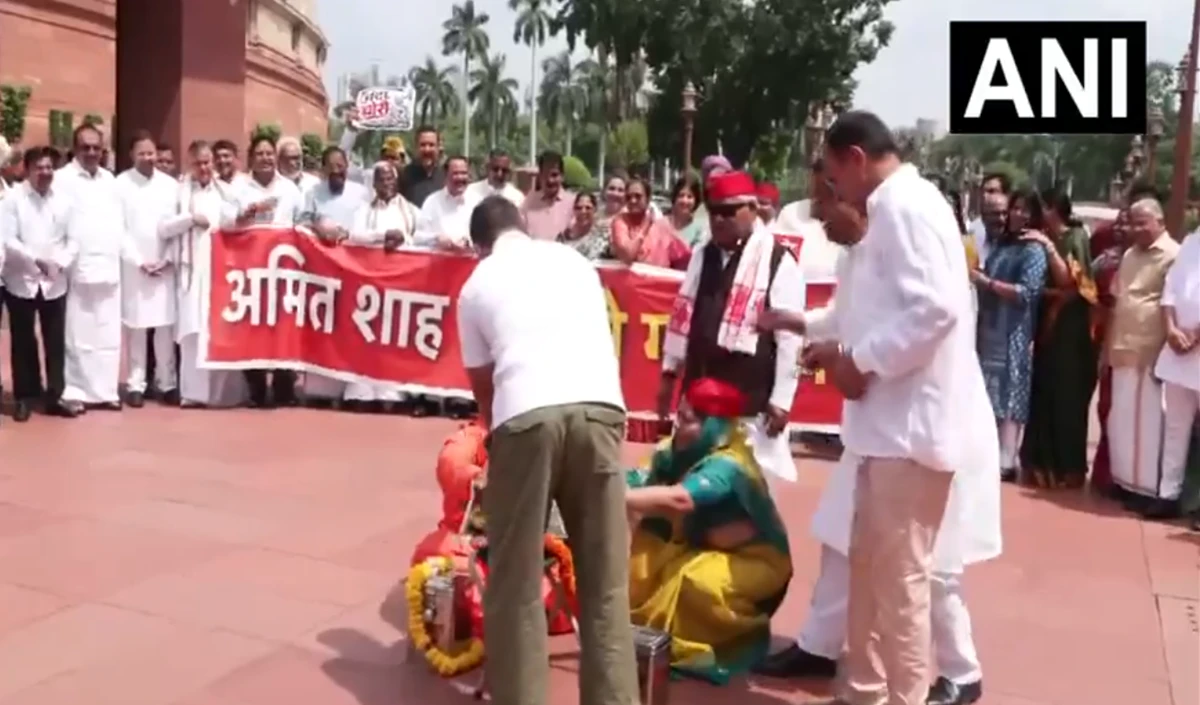 विपक्ष का Parliament में