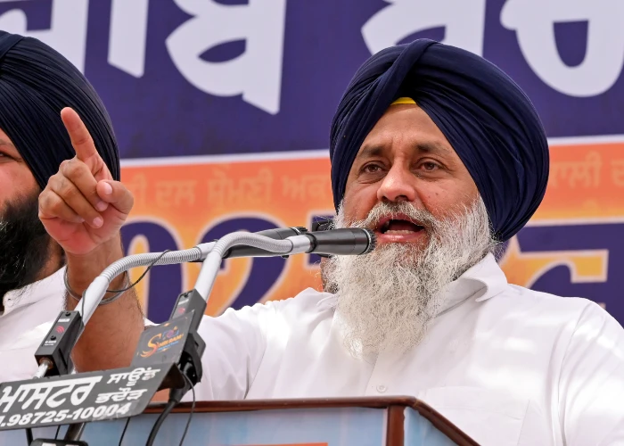 Punjab Paper Leak और Barnala Lathi-charge पर गवर्नर से मिले Sukhbir Badal, सीबीआई जांच की उठाई मांग