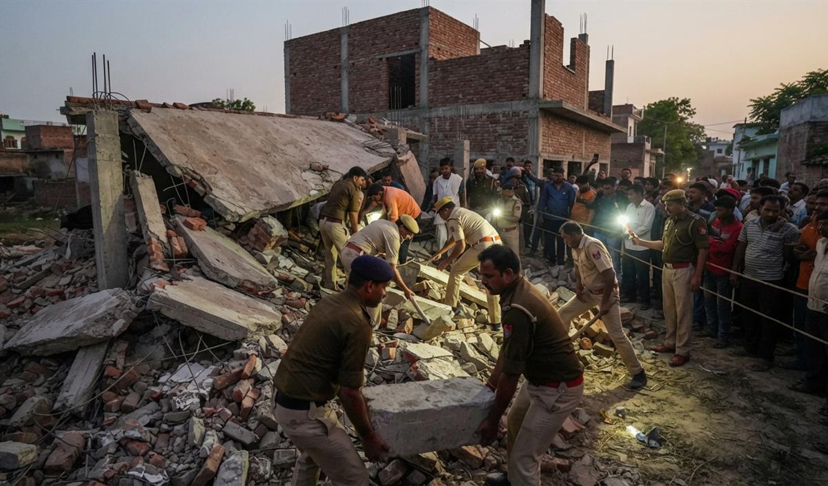 Baghpat news: छपरौली में निर्माणाधीन मकान का लिंटर गिरने से दो मजदूरों की मौत, एक घायल Baghpat news: छपरौली में निर्माणाधीन मकान का लिंटर गिरने से दो मजदूरों की मौत, एक घायल