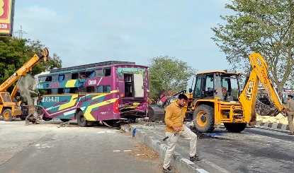 Ahilyanagar School Bus Accident | महाराष्ट्र में बड़ा हादसा! अहिल्यानगर में 50 बच्चों से भरी स्कूल बस पलटी, 15 छात्र घायल