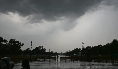 Delhi IGI Airport पर मौसम का डबल अटैक, तेज आंधी-बारिश से 15 Flights हुईं Divert