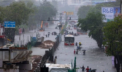 Mumbai Heavy Rains | मुंबई और आस-पास के जिलों में भारी बारिश का तांडव! सोमवार को स्कूल-कॉलेज बंद, मुंबई यूनिवर्सिटी की परीक्षाएं स्थगित