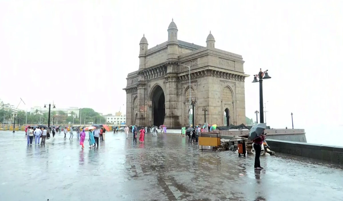Mumbai weather: मंगलवार तक स्कूल बंद, दफ्तरों को WFH की सलाह, हाई टाइड का अलर्ट जारी, मुंबई की बारिश से जुड़े 10 बड़े अपडेट्स
