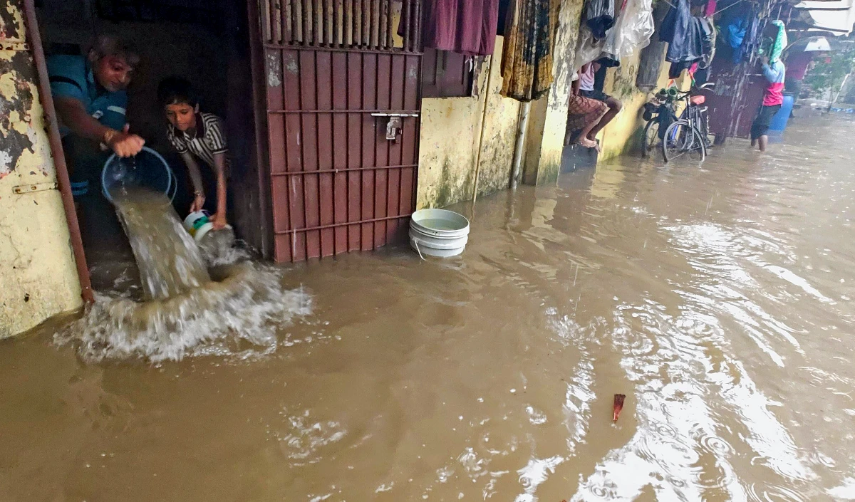 Mumbai में बारिश का कहर: Mankhurd में अवैध चॉल गिरी, 6 की दर्दनाक मौत, FIR दर्ज।
