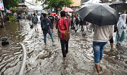 Mumbai Rain IMD Warning | मुंबई में भारी बारिश का Red Alert! प्राइवेट कंपनियों को WFH की सलाह, सरकारी दफ्तरों में आधे दिन का काम