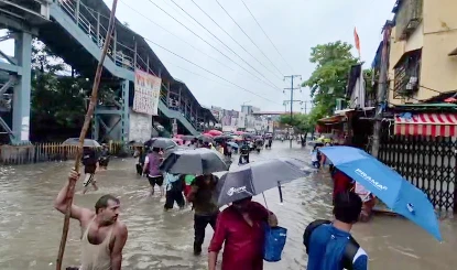 Mumbai rains updates | भूस्खलन से दबे कई घर, मुंबई-पुणे एक्सप्रेसवे ठप, अब तक 13 लोगों की मौत