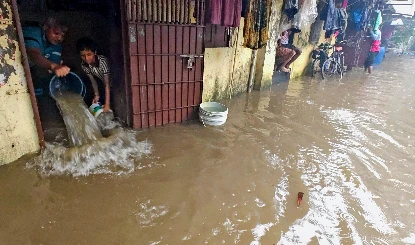 Mumbai में बारिश का कहर: Mankhurd में अवैध चॉल गिरी, 6 की दर्दनाक मौत, FIR दर्ज।