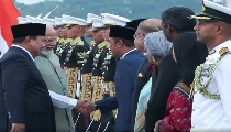 Indonesia में PM Modi का शाही स्वागत, President Prabowo एयरपोर्ट पहुंचे, Fighter Jets ने किया एस्कॉर्ट
