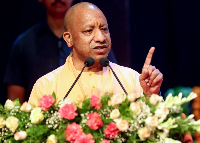 CM Yogi का Congress-SP पर तीखा हमला: Ram भक्तों पर गोली चलाने वाले अब आस्था की बात कर रहे?