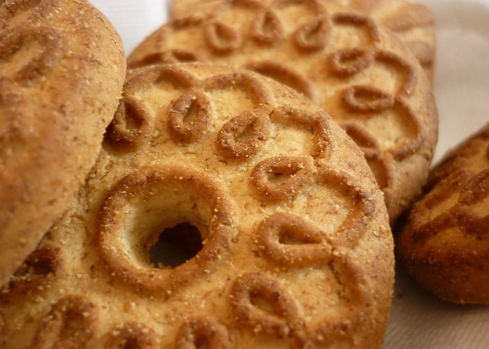 Monsoon में भी रहेंगे Snacks Super Crispy, बस Butter Paper का यह जादुई नुस्खा आएगा काम