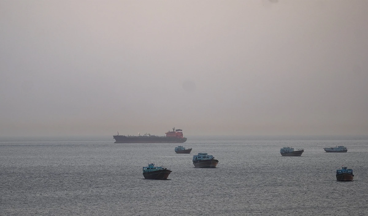 Strait of Hormuz में बढ़ा तनाव, Iran ने Commercial जहाजों पर दागीं Missiles, अमेरिका दे सकता है जवाब