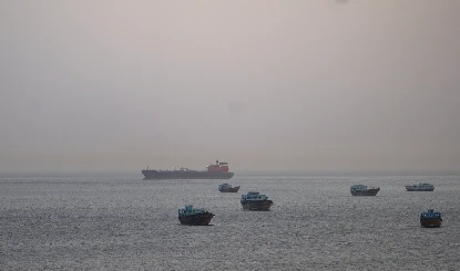 Strait of Hormuz में बढ़ा तनाव, Iran ने Commercial जहाजों पर दागीं Missiles, अमेरिका दे सकता है जवाब