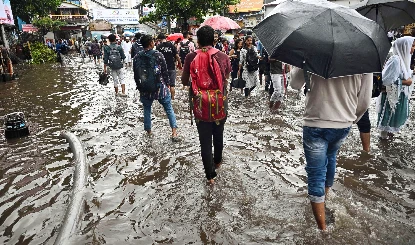 देशभर में मानसून का कहर: बाढ़ और भूस्खलन ने बढ़ाई मुसीबतें, दिल्ली-मुंबई में जलभराव, पुणे में इमारत गिरने से 11 लोगों के फंसे होने की आशंका