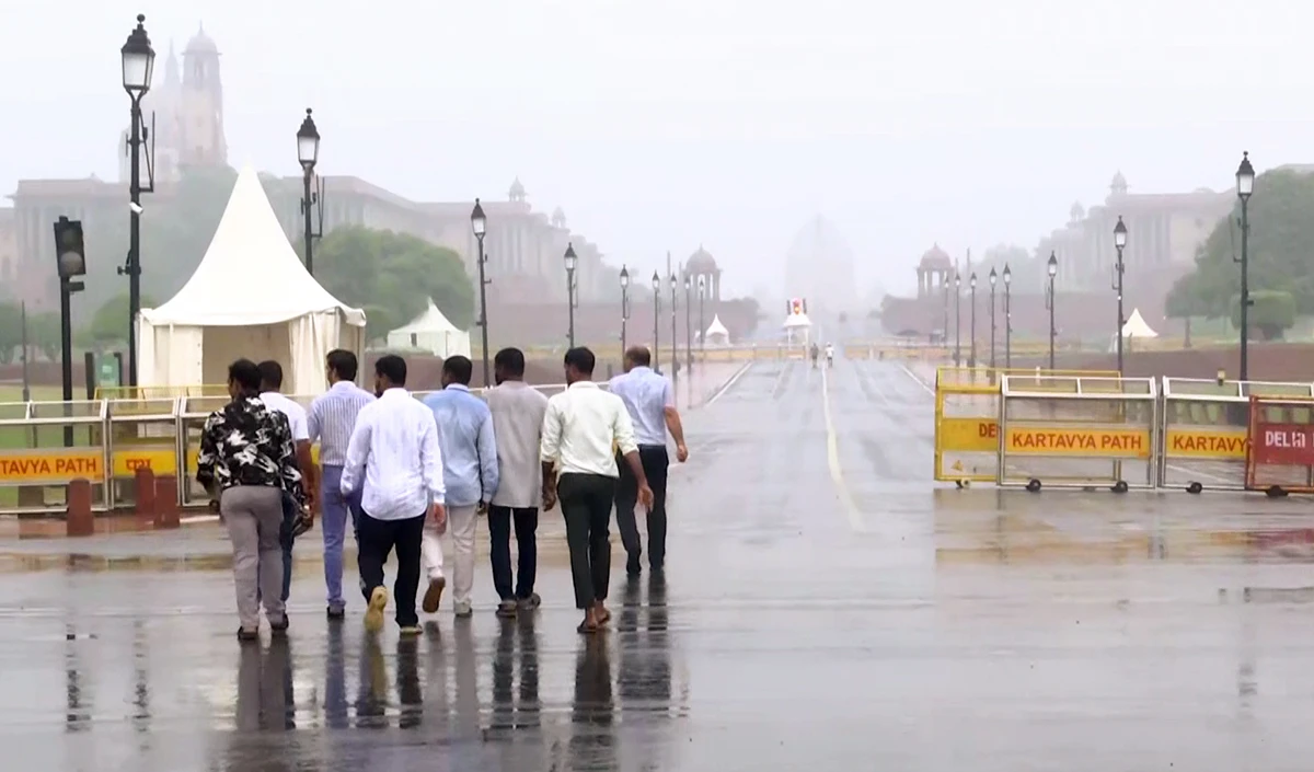 Delhi-NCR बारिश: सिर्फ़ मॉनसून नहीं, Western Disturbance ने बढ़ाई आफत, Red Alert जारी