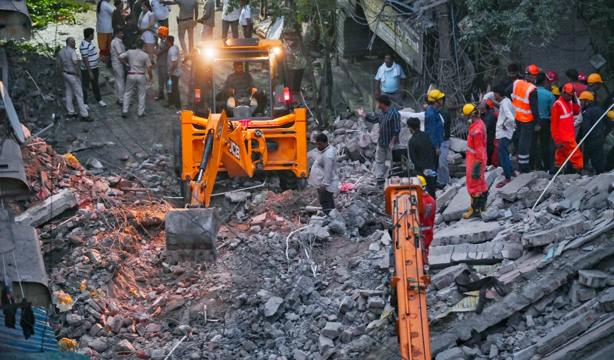 Delhi Rohini Building Collapse | निर्माणाधीन चार मंजिला इमारत गिरी, एक की मौत, कई लोगों के फंसे होने की आशंका