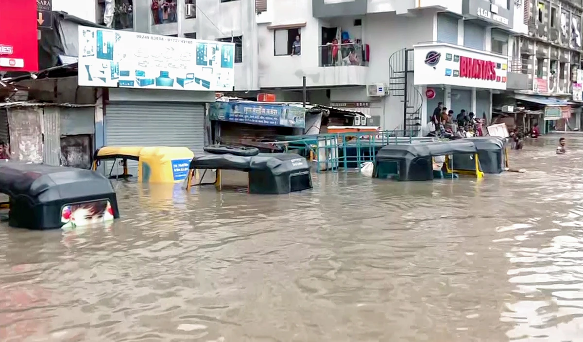 Monsoon In India | देश के कई राज्यों में मॉनसून की भारी तबाही, दिल्ली-NCR में जलभराव, सूरत में 9 की मौत, केरल-कश्मीर में भूस्खलन
