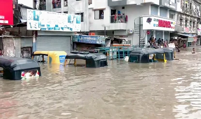 Monsoon In India | देश के कई राज्यों में मॉनसून की भारी तबाही, दिल्ली-NCR में जलभराव, सूरत में 9 की मौत, केरल-कश्मीर में भूस्खलन