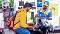 E20 से पेट्रोल के हर लीटर पर ₹30 बचा रहे हैं आप! जानें ईरान युद्ध के दौरान कैसे गेमचेंजर बना इथेनॉल? E20 से पेट्रोल के हर लीटर पर ₹30 बचा रहे हैं आप! जानें ईरान युद्ध के दौरान कैसे गेमचेंजर बना इथेनॉल?