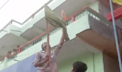 घरों से इस्लामिक झंडे खींच रहा नेपाल, क्या बोले मुसलमान?