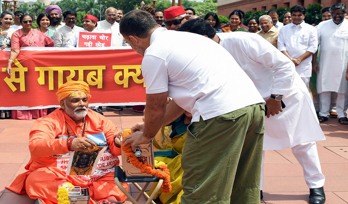 देशभर में संतों-सनातनियों का प्रदर्शन, हिंदू धर्म का अपमान करने पर राहुल-पप्पू के खिलाफ FIR दर्ज